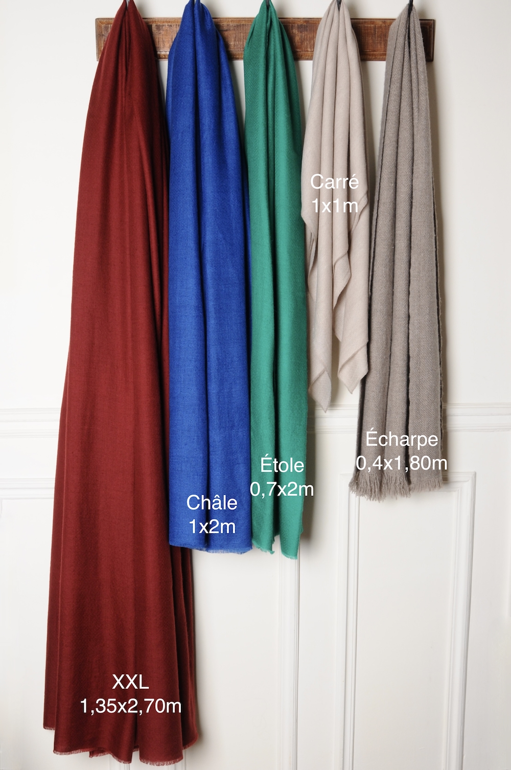 Foulard rouge 100% soie tissé et teinté à la main de manière traditionnelle.